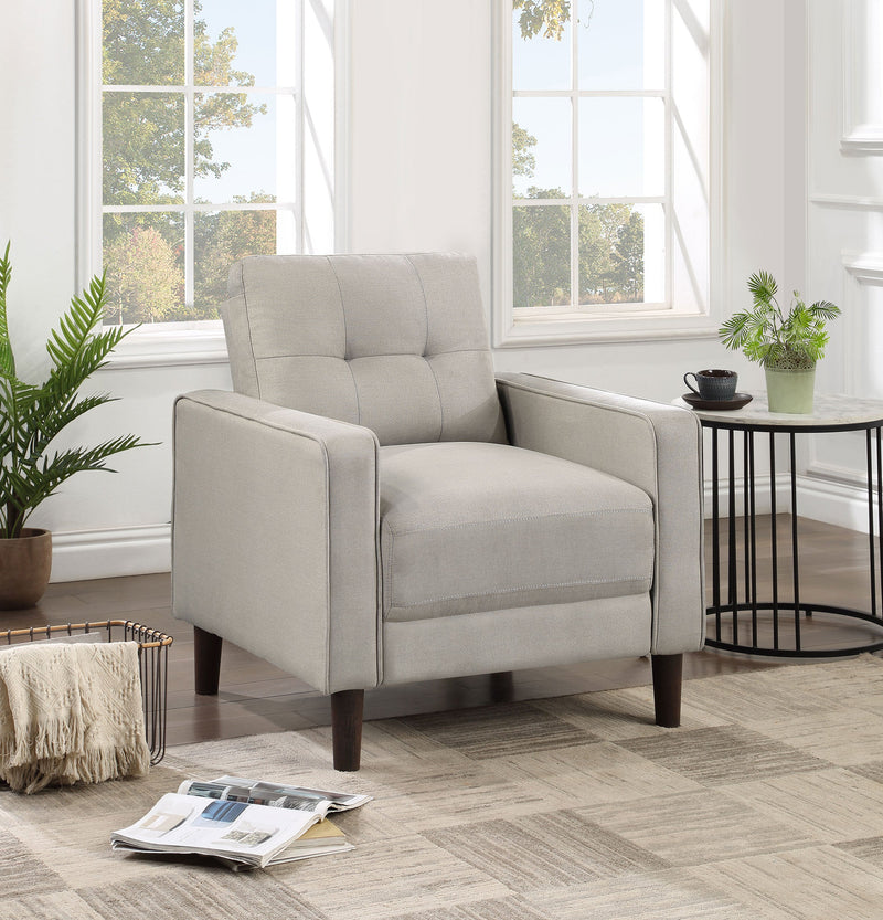Sillón decorativo tapizado Bowen con apoyabrazos rectos y capitoné