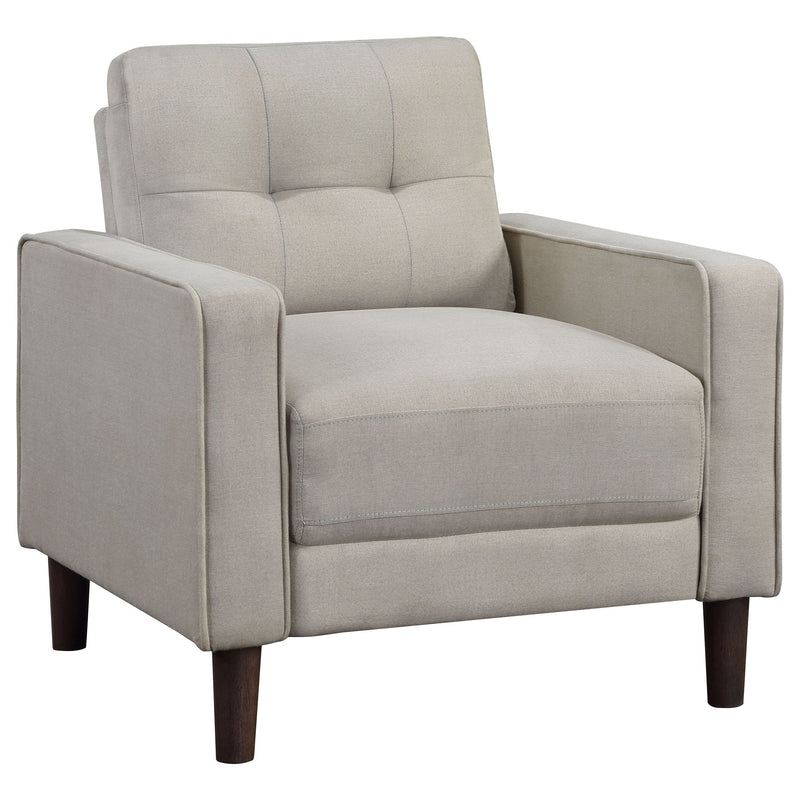 Sillón decorativo tapizado Bowen con apoyabrazos rectos y capitoné