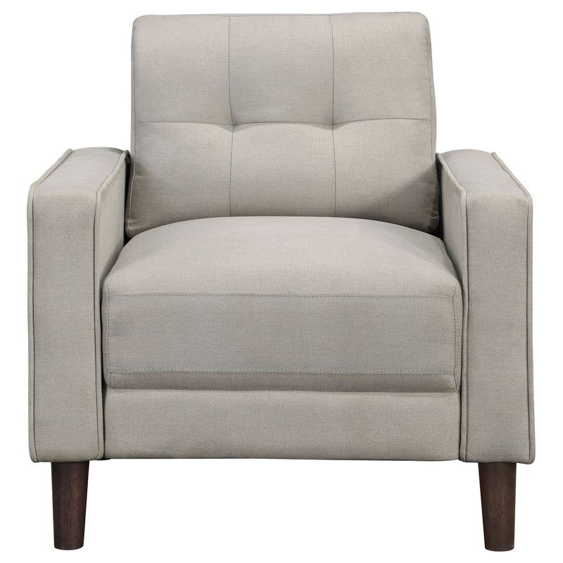 Sillón decorativo tapizado Bowen con apoyabrazos rectos y capitoné