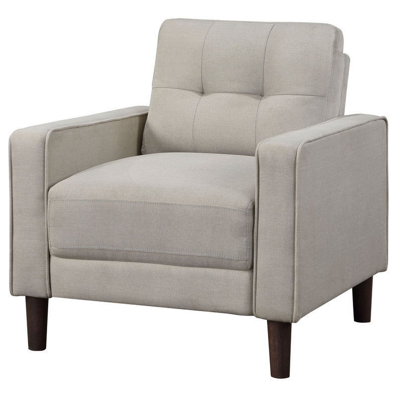 Sillón decorativo tapizado Bowen con apoyabrazos rectos y capitoné