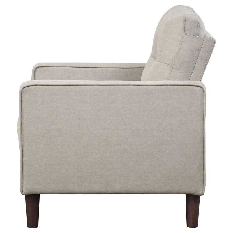 Sillón decorativo tapizado Bowen con apoyabrazos rectos y capitoné