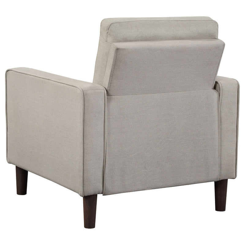 Sillón decorativo tapizado Bowen con apoyabrazos rectos y capitoné