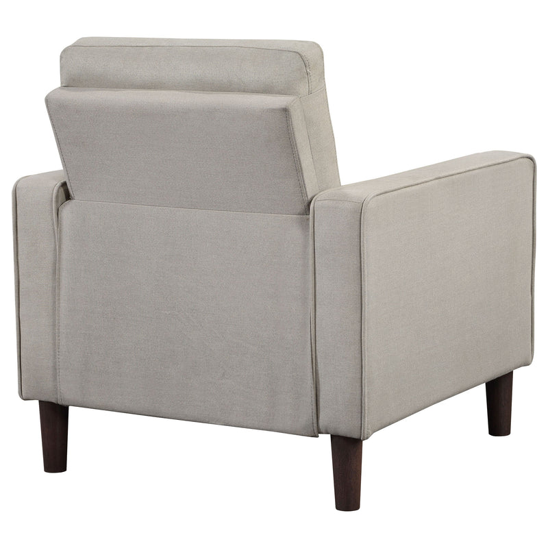Sillón decorativo tapizado Bowen con apoyabrazos rectos y capitoné