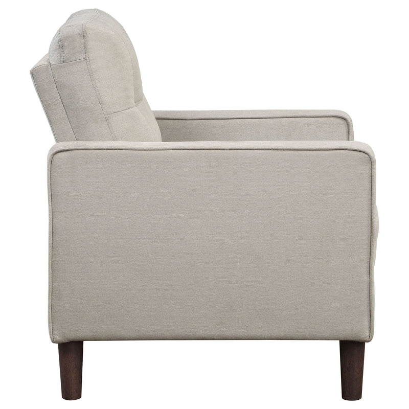 Sillón decorativo tapizado Bowen con apoyabrazos rectos y capitoné