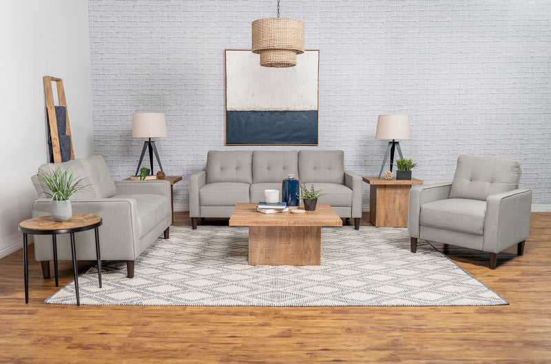 Sillón decorativo tapizado Bowen con apoyabrazos rectos y capitoné