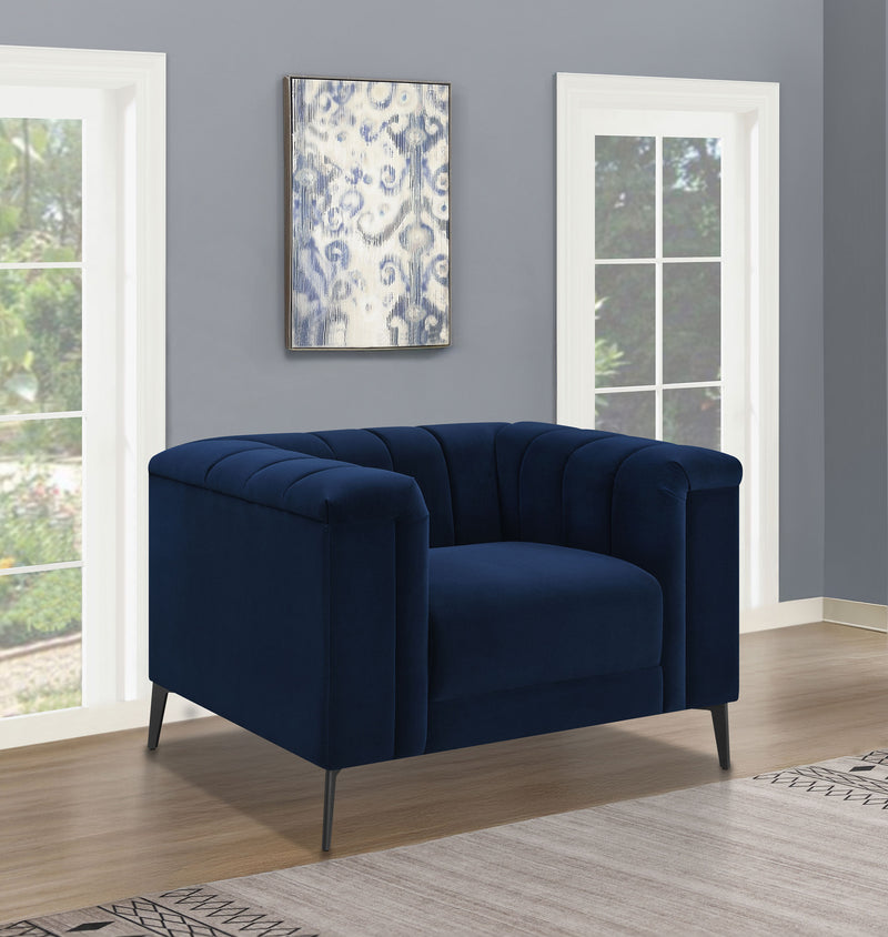 Sillón tapizado Chalet con brazos tipo esmoquin y botones en color azul