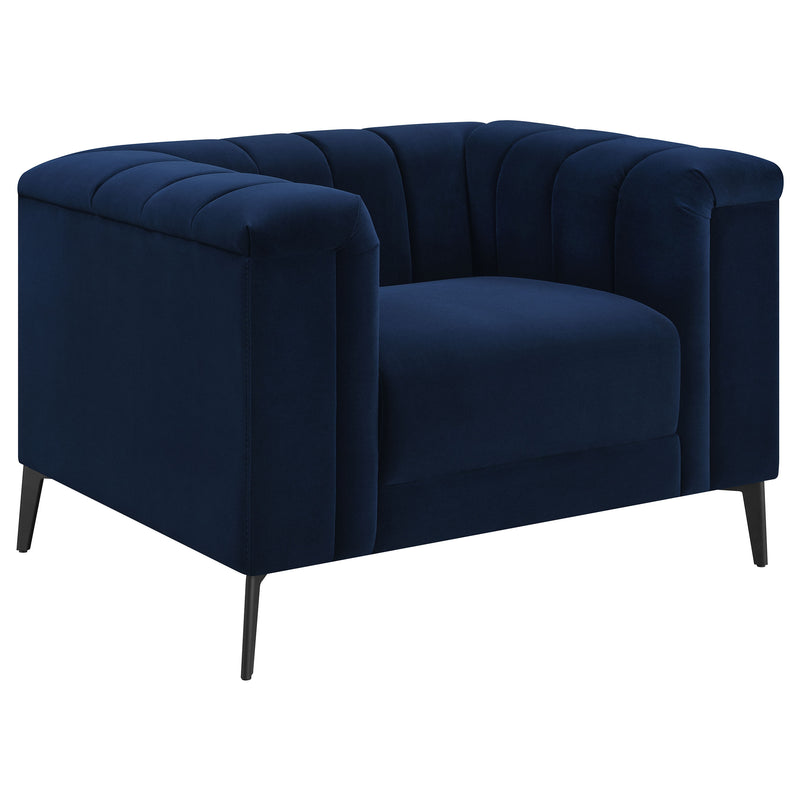 Sillón tapizado Chalet con brazos tipo esmoquin y botones en color azul