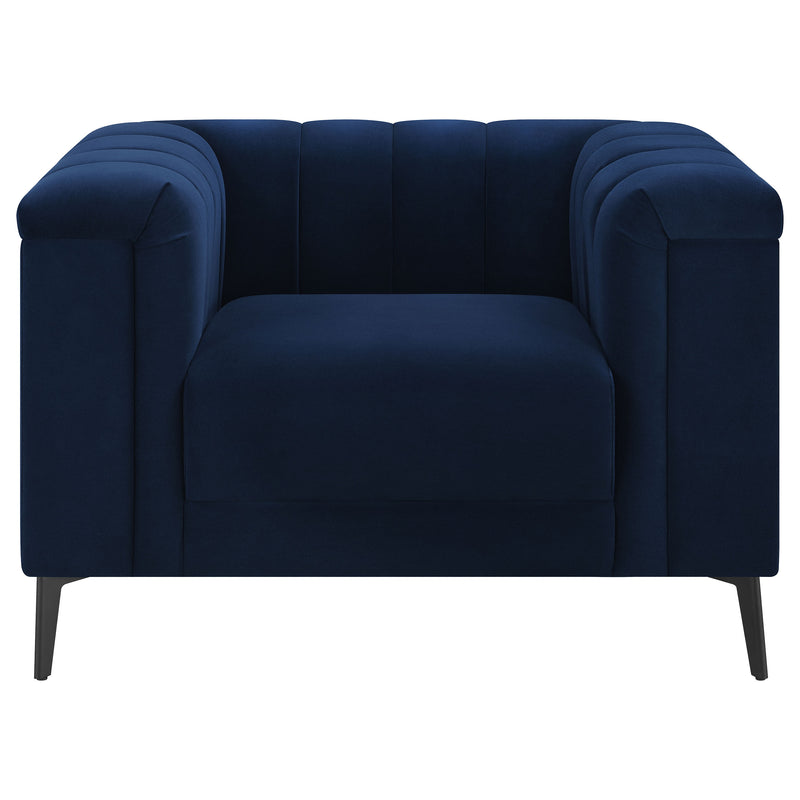 Sillón tapizado Chalet con brazos tipo esmoquin y botones en color azul