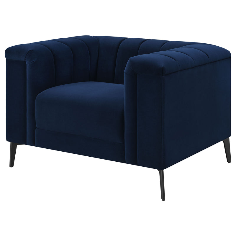 Sillón tapizado Chalet con brazos tipo esmoquin y botones en color azul