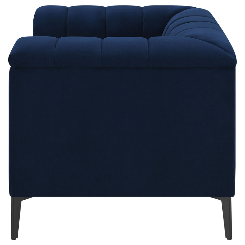 Sillón tapizado Chalet con brazos tipo esmoquin y botones en color azul