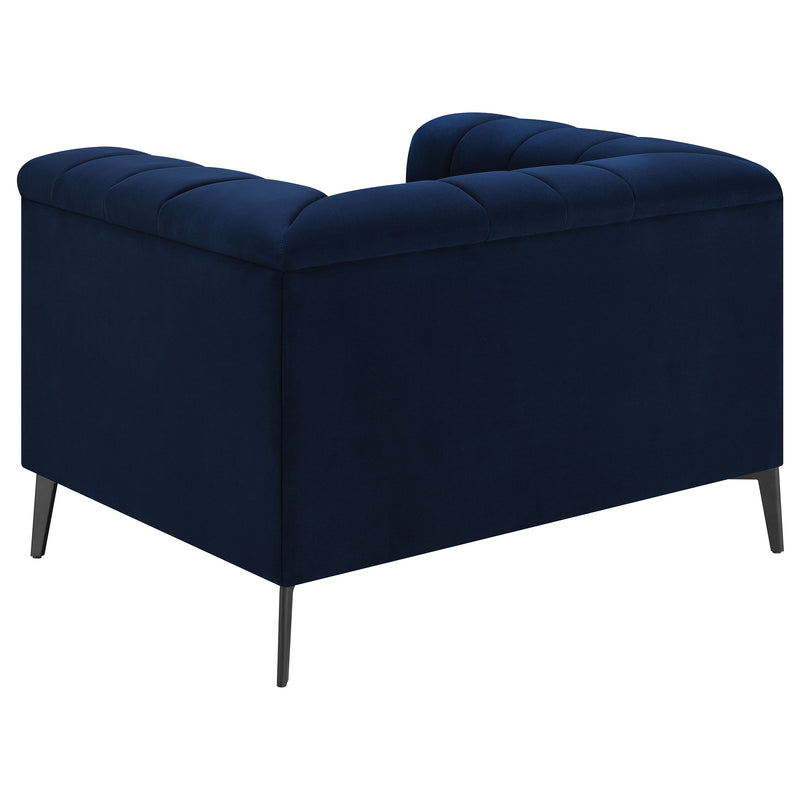 Sillón tapizado Chalet con brazos tipo esmoquin y botones en color azul
