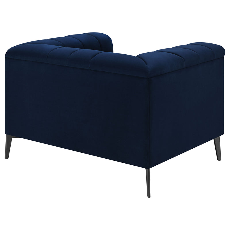Sillón tapizado Chalet con brazos tipo esmoquin y botones en color azul