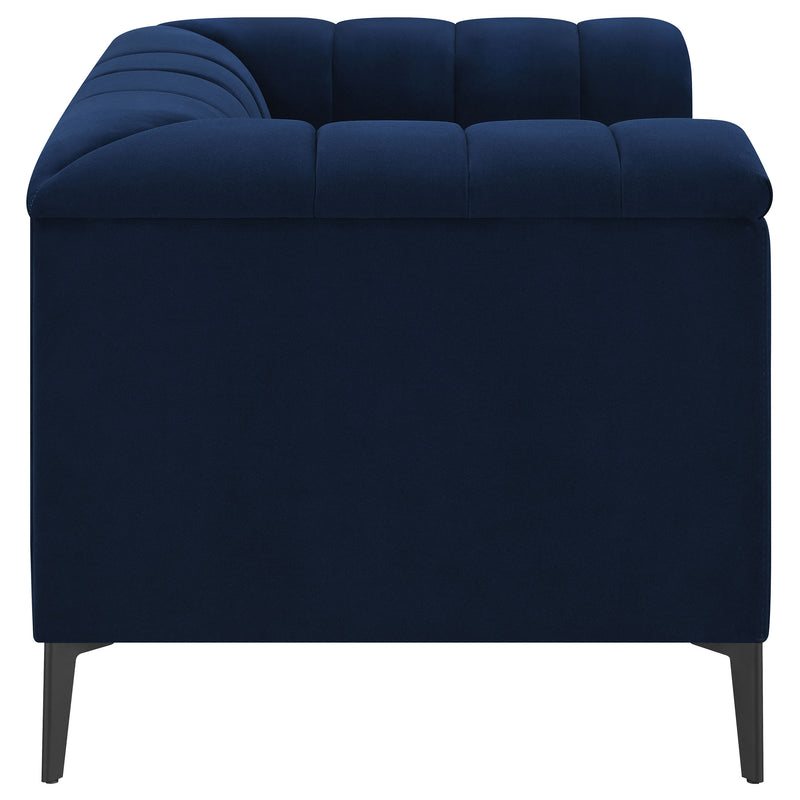 Sillón tapizado Chalet con brazos tipo esmoquin y botones en color azul