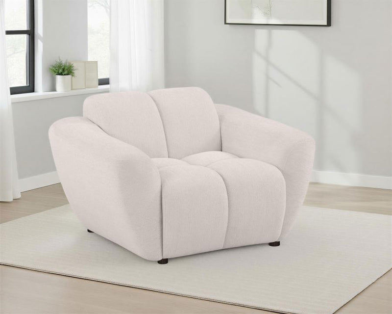 Sillón decorativo con brazos extendidos tapizado en chenilla Destino Greige