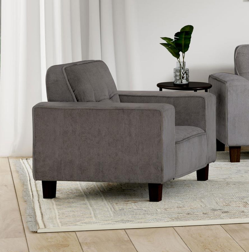 Sillón decorativo tapizado Deerhurst con reposabrazos tipo pista y capitoné