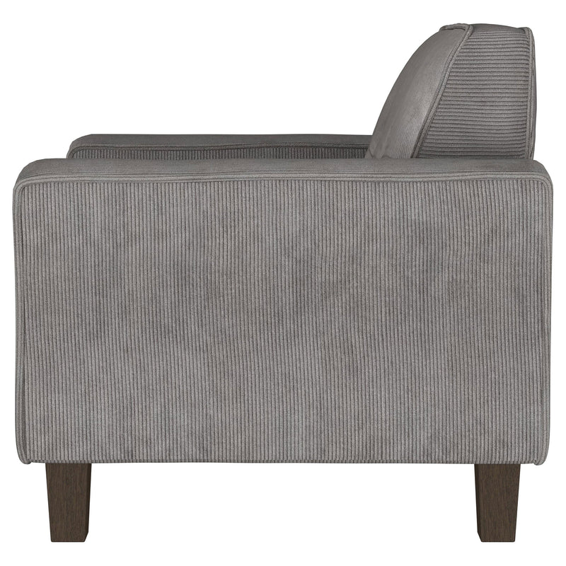 Sillón decorativo tapizado Deerhurst con reposabrazos tipo pista y capitoné