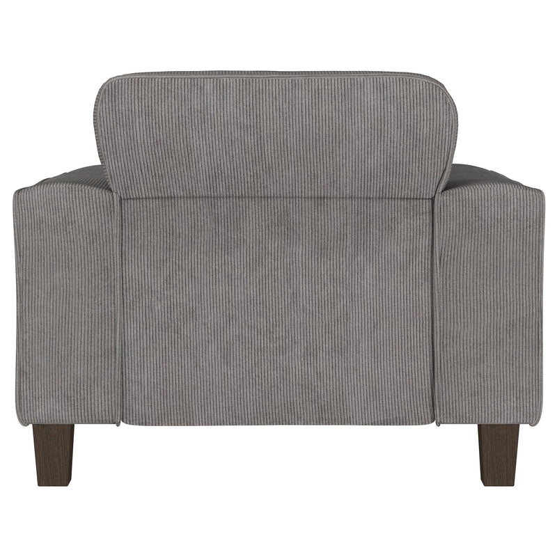 Sillón decorativo tapizado Deerhurst con reposabrazos tipo pista y capitoné