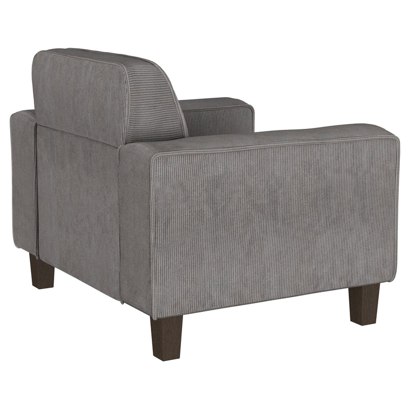 Sillón decorativo tapizado Deerhurst con reposabrazos tipo pista y capitoné