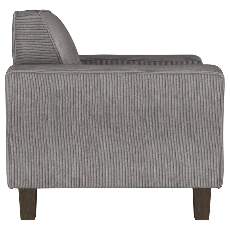 Sillón decorativo tapizado Deerhurst con reposabrazos tipo pista y capitoné