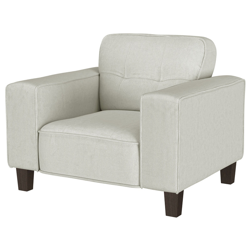 Sillón decorativo tapizado Deerhurst con reposabrazos tipo pista y capitoné