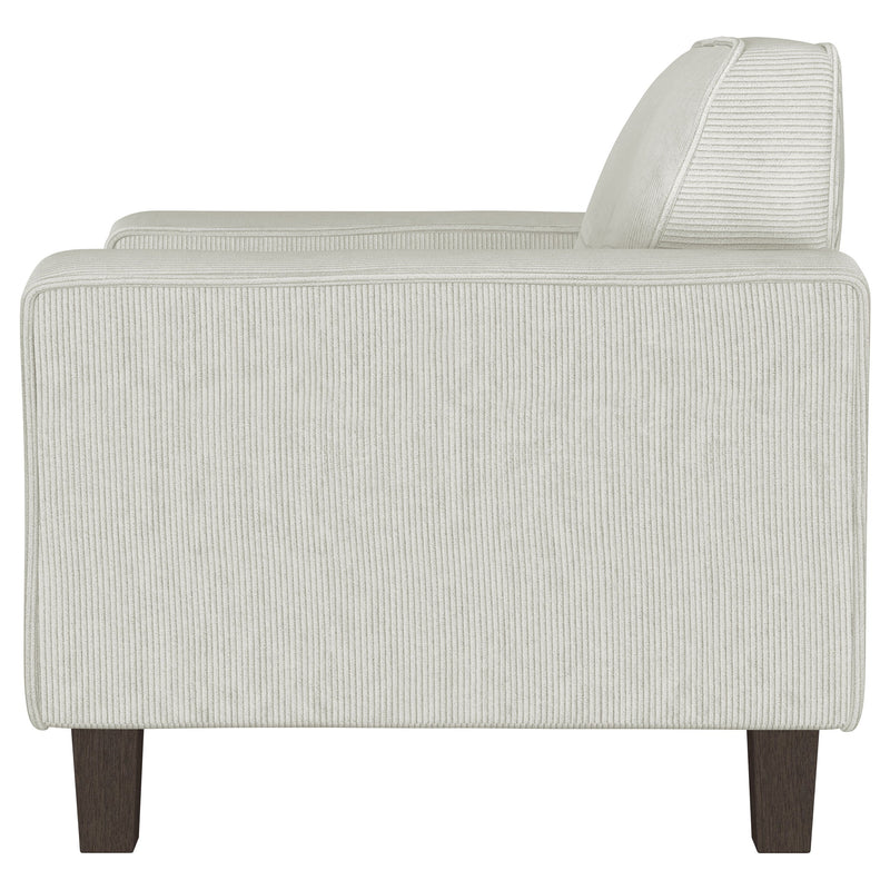 Sillón decorativo tapizado Deerhurst con reposabrazos tipo pista y capitoné