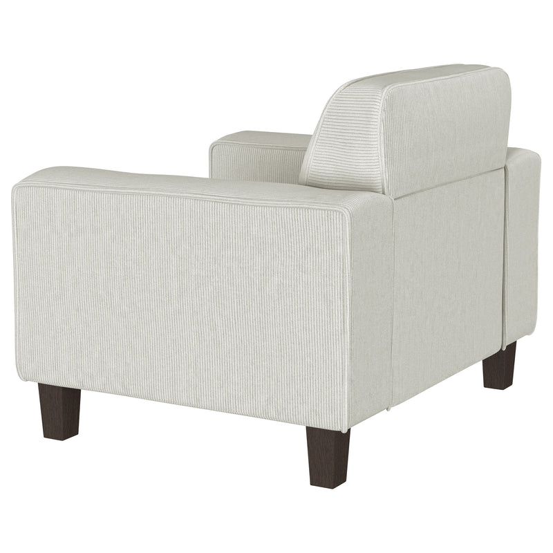 Sillón decorativo tapizado Deerhurst con reposabrazos tipo pista y capitoné