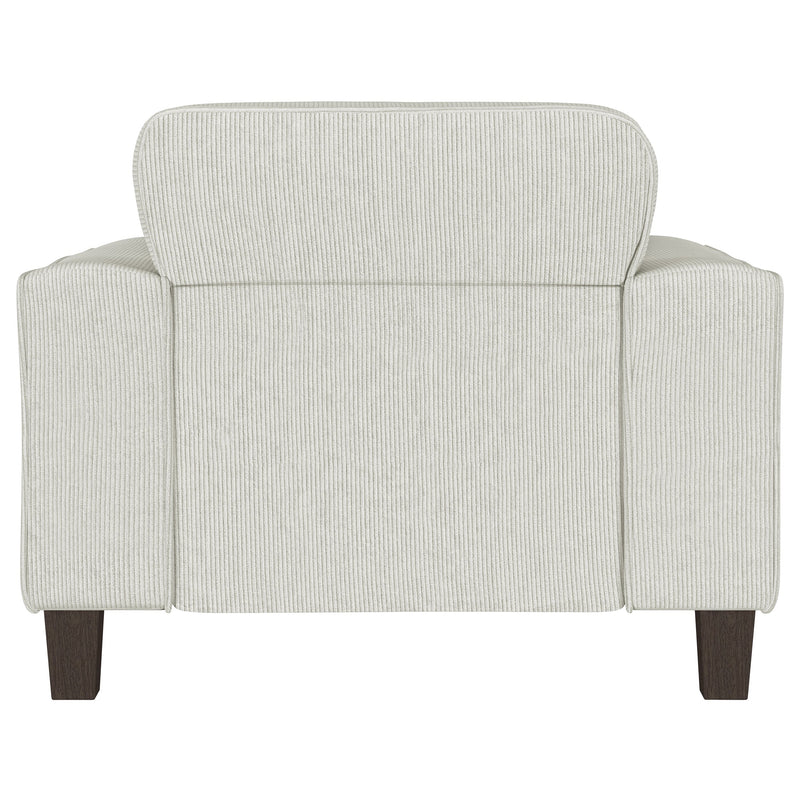 Sillón decorativo tapizado Deerhurst con reposabrazos tipo pista y capitoné