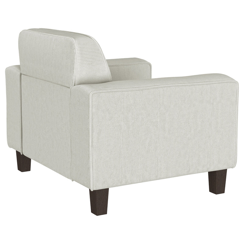 Sillón decorativo tapizado Deerhurst con reposabrazos tipo pista y capitoné