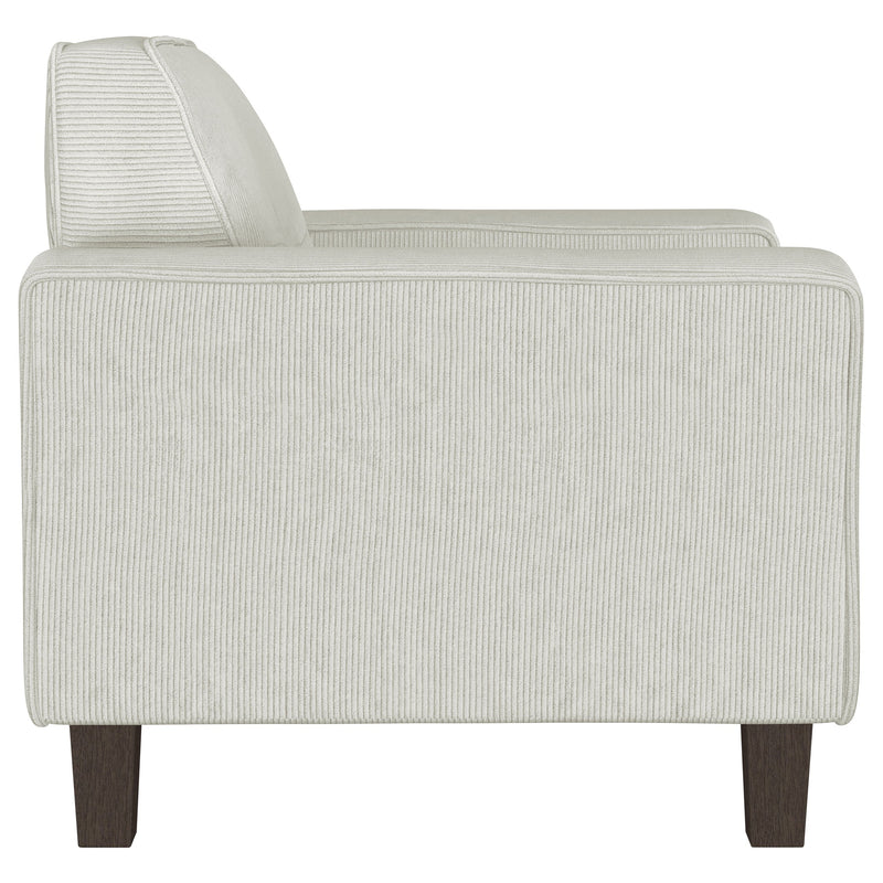 Sillón decorativo tapizado Deerhurst con reposabrazos tipo pista y capitoné
