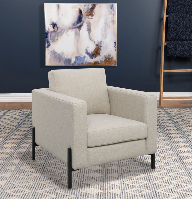 Sillón Tilly con brazos rectos tapizados color avena