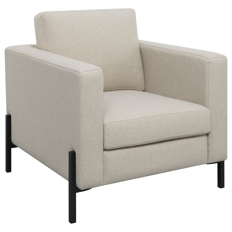 Sillón Tilly con brazos rectos tapizados color avena