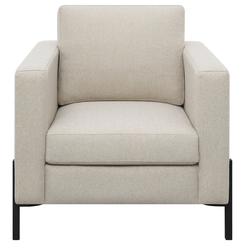 Sillón Tilly con brazos rectos tapizados color avena