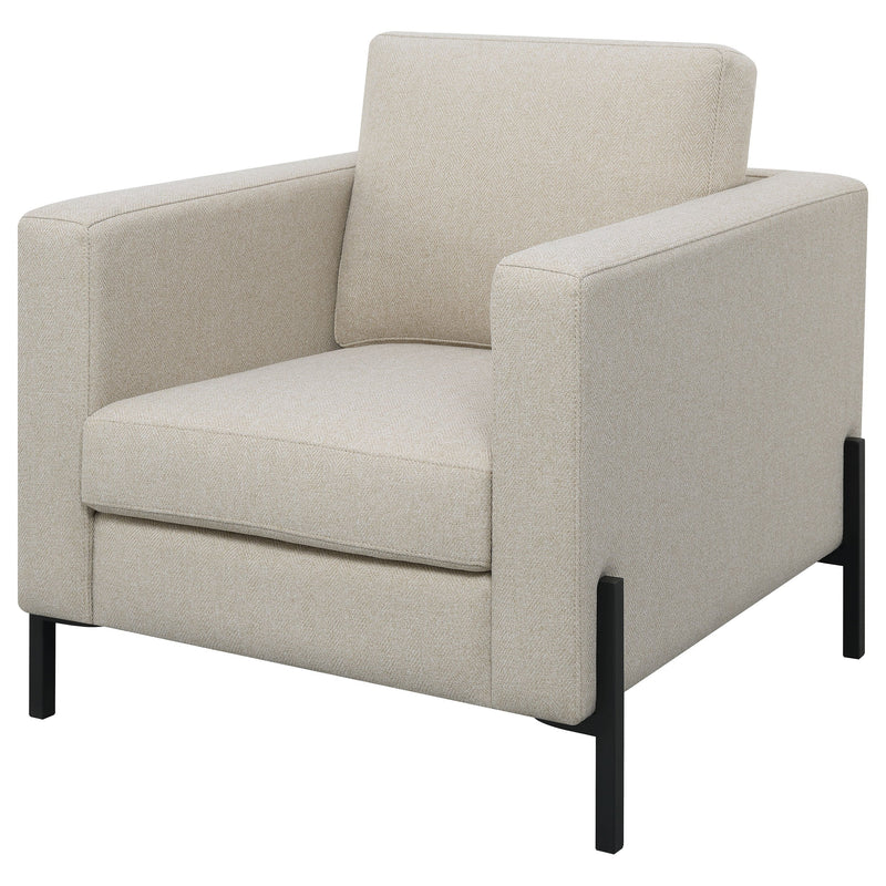 Sillón Tilly con brazos rectos tapizados color avena