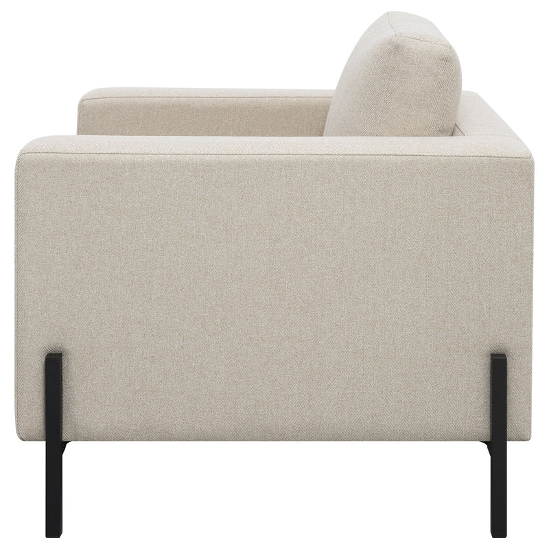 Sillón Tilly con brazos rectos tapizados color avena