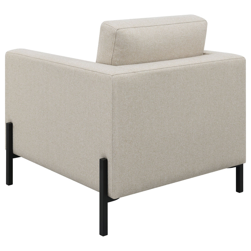 Sillón Tilly con brazos rectos tapizados color avena