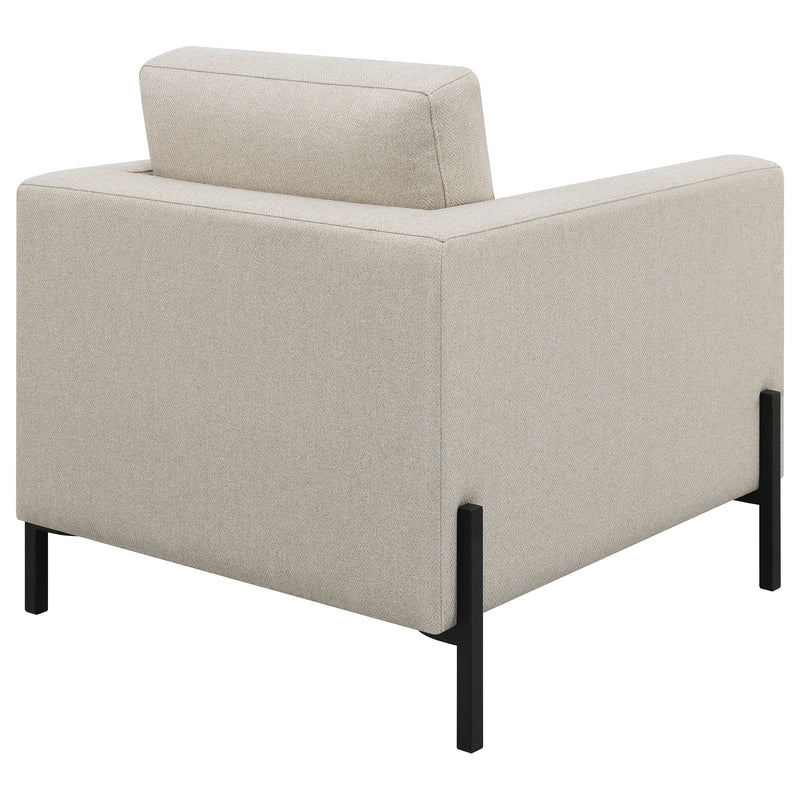 Sillón Tilly con brazos rectos tapizados color avena