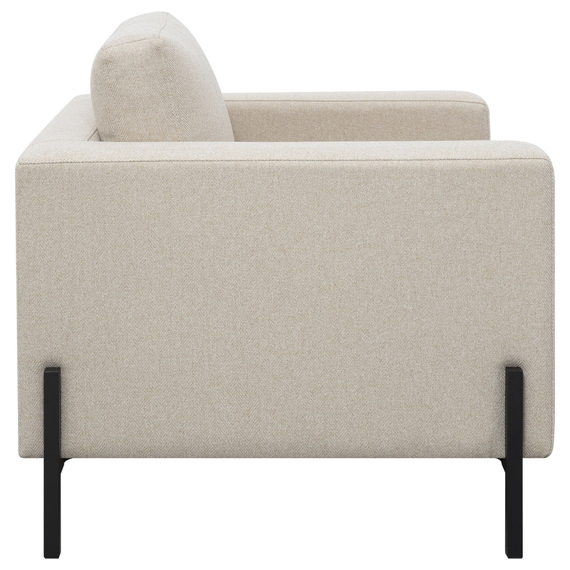 Sillón Tilly con brazos rectos tapizados color avena