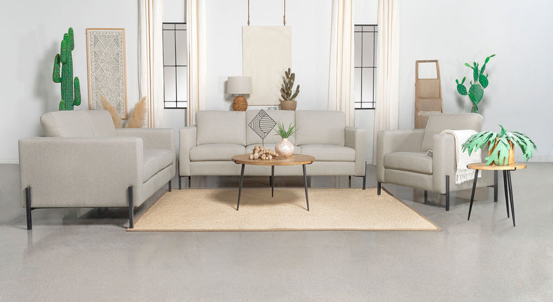 Sillón Tilly con brazos rectos tapizados color avena