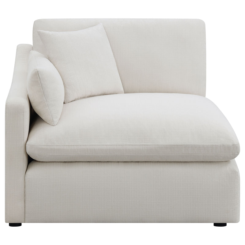 Sillón tapizado Hobson con brazo derecho (RAF) en color marfil
