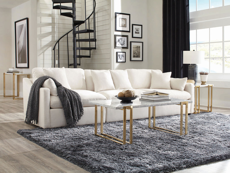 Sillón tapizado Hobson con brazo derecho (RAF) en color marfil