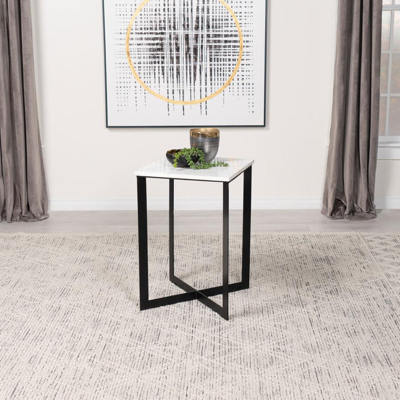 Mesa auxiliar Tobin Square con tapa de mármol, blanca y negra