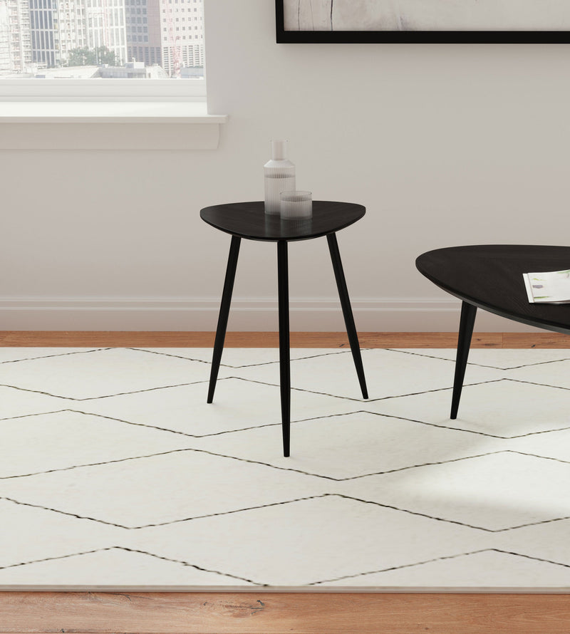 Mesa auxiliar triangular de madera maciza Odessa negra
