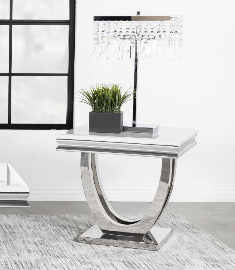 Mesa auxiliar Kerwin Square con tapa de piedra, blanca y cromada
