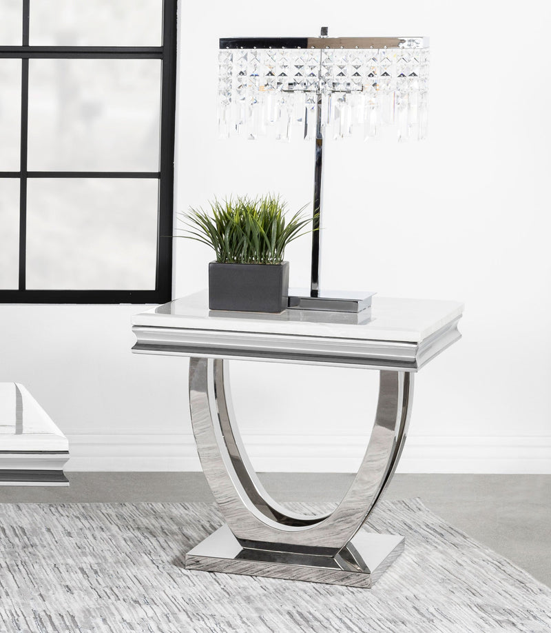 Mesa auxiliar Kerwin Square con tapa de piedra, blanca y cromada