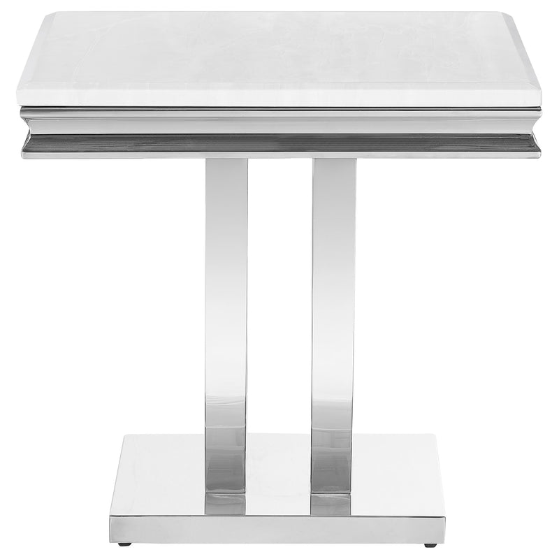 Mesa auxiliar Kerwin Square con tapa de piedra, blanca y cromada