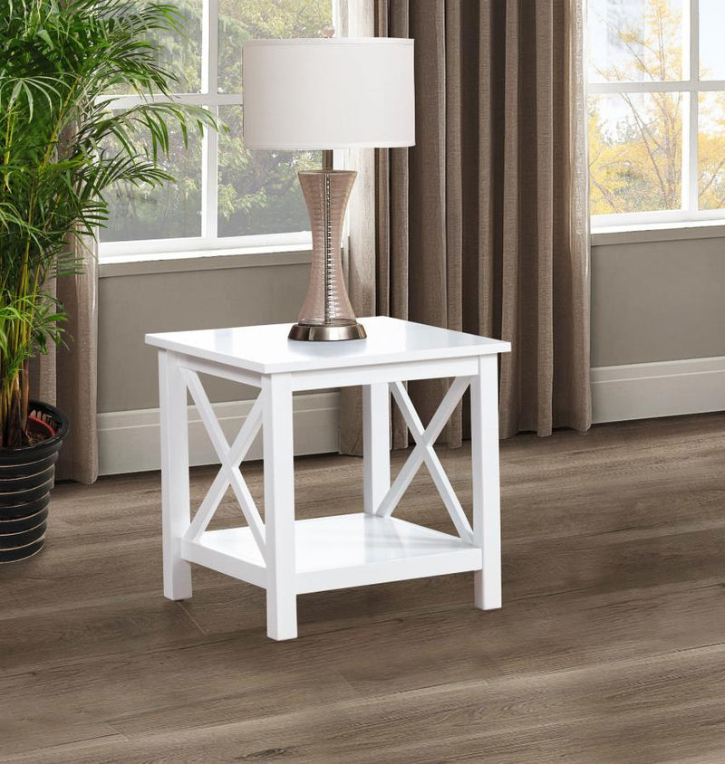 Mesa auxiliar Skyview cuadrada de madera de pino con estante blanca