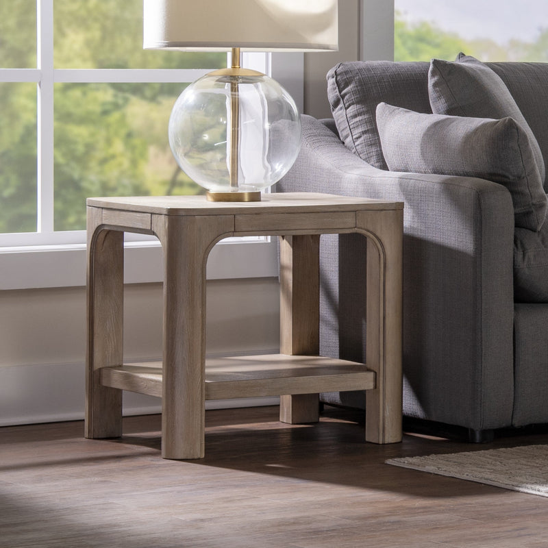 Mesa auxiliar cuadrada de madera Solano con estante, mango envejecido