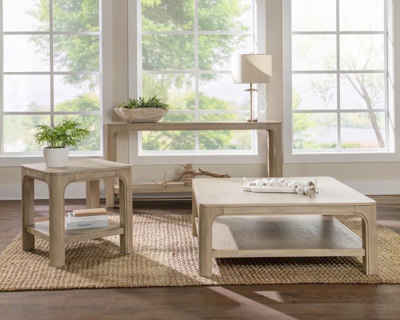 Mesa auxiliar cuadrada de madera Solano con estante, mango envejecido