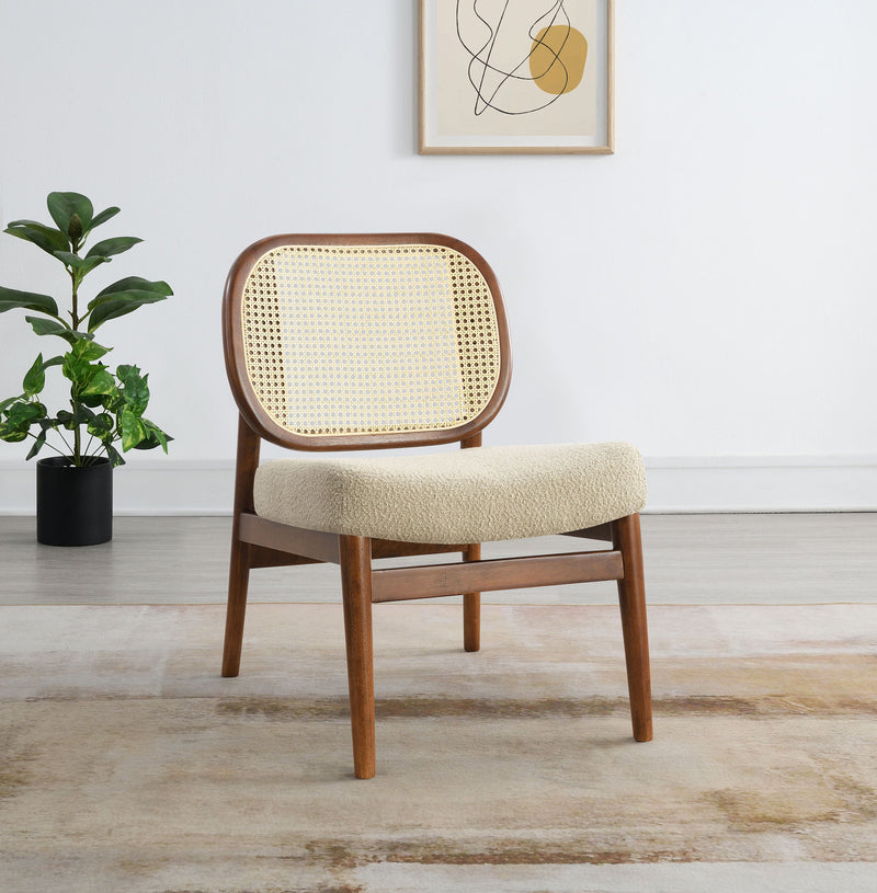 Sillón decorativo Rayo Rattan con respaldo de caña y asiento acolchado