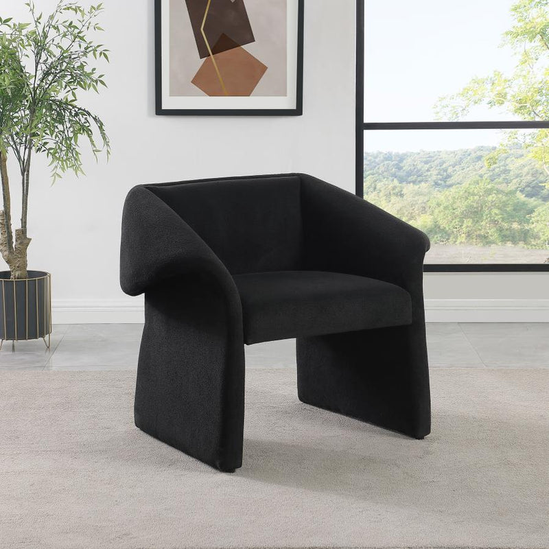 Sillón decorativo Ramsey tapizado con reposabrazos inclinados